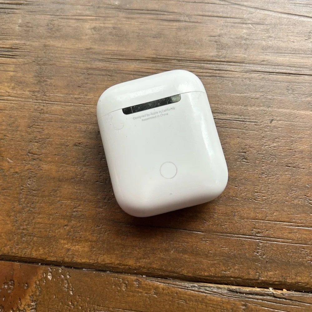 AirPods with Case - Picture 4 of 6